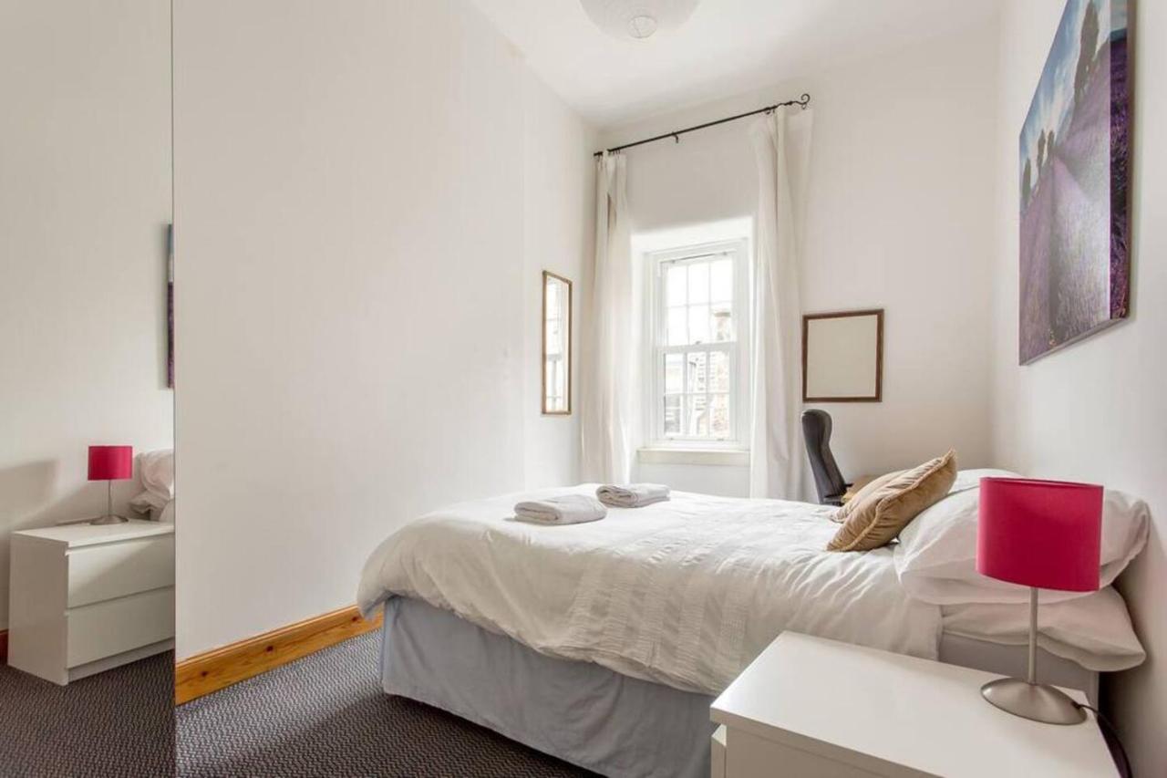Joivy 3 Bed Flat In Old Town, Close To Grassmarket Edimburgo Exterior foto